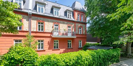 Flexible Nutzungsoptionen: 2 benachbarte Wohnungen über 218 m² in Villa von 1890 am Schlosskanal