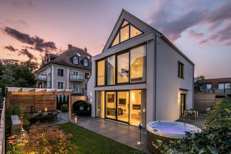 Freistehende, absolut neuwertige Architekten-Villa mit Highend-Ausstattung und bezauberndem Garten