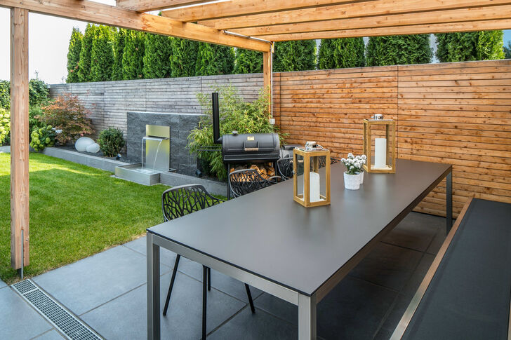 Terrasse mit Blick in den schön angelegten Garten