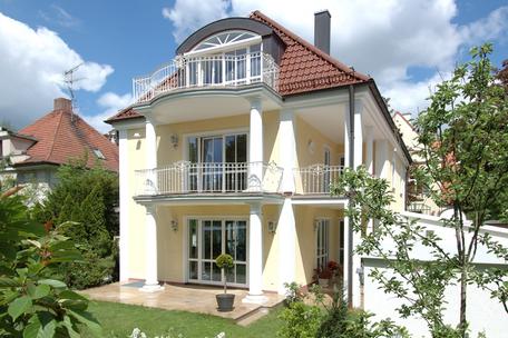 Detached villa with exclusive furnishings in idyllic prime location near castle park