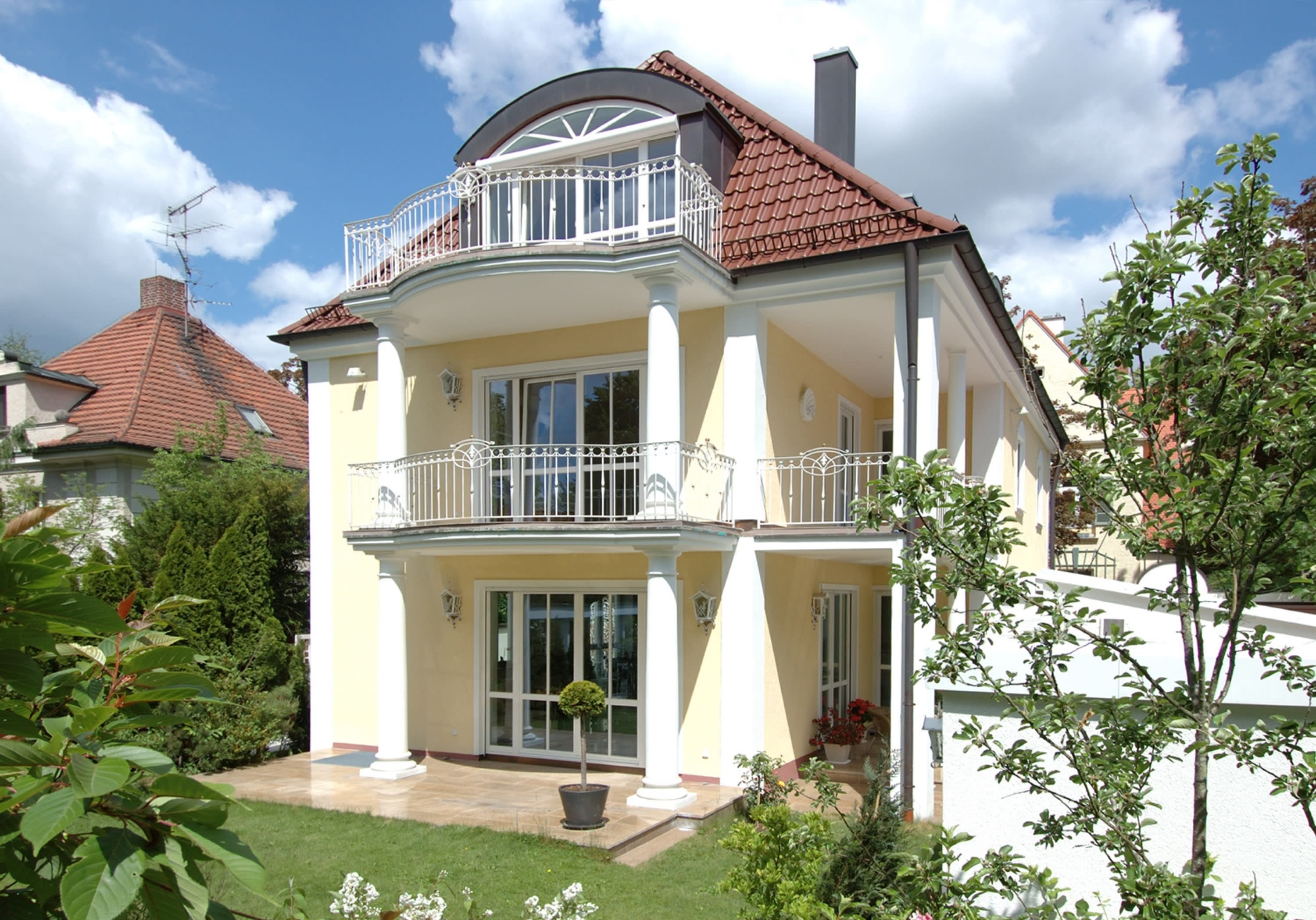 Freistehende Villa mit exklusiver Ausstattung, kleiner Schwimmhalle und