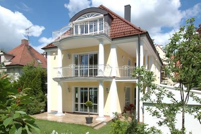 Freistehende Villa mit exklusiver Ausstattung, kleiner Schwimmhalle und schönem Südgarten