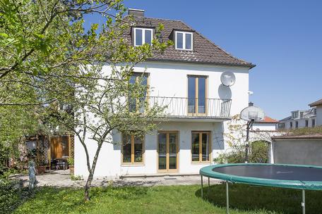 Freistehendes Einfamilienhaus auf traumhaft sonnigem Südgrundstück in zentraler, ruhiger Lage