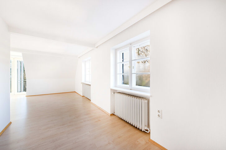 Lichtdurchflutetes Zimmer im Obergeschoss