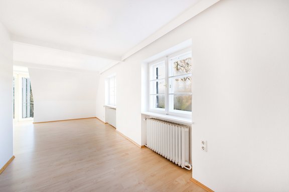 Lichtdurchflutetes Zimmer im Obergeschoss