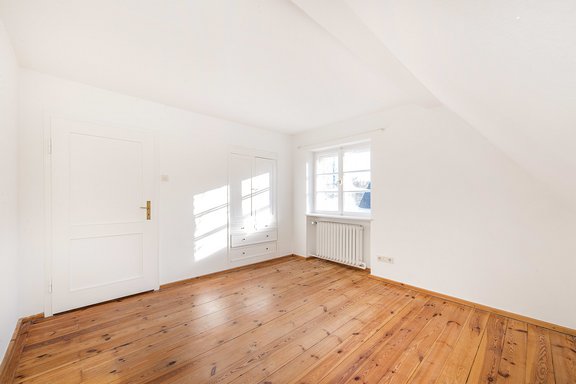 Gut geschnittenes Zimmer mit Einbauschrank