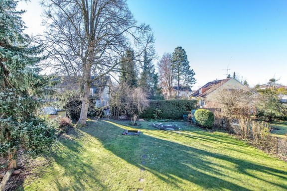 Herrlich eingewachsener Südwestgarten