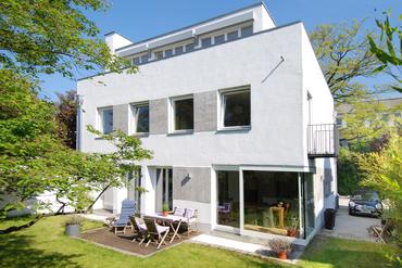 Freistehendes Einfamilienhaus im Bauhausstil mit exzellenter Ausstattung