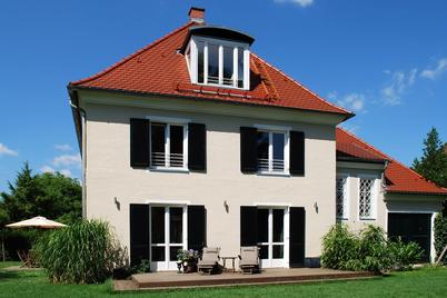 Freistehendes Einfamilienhaus im Stil der 30er Jahre mit traumhaftem Garten