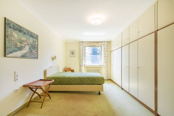 Helles Schlafzimmer mit Einbauten