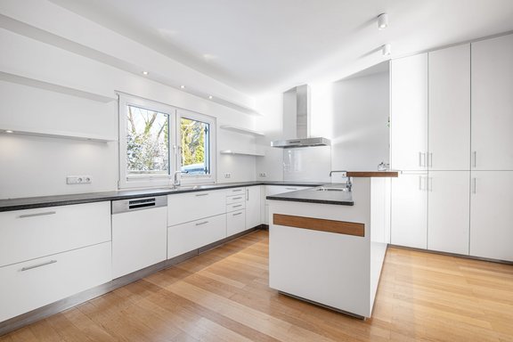 High-quality built-in kitchen with updated appliances