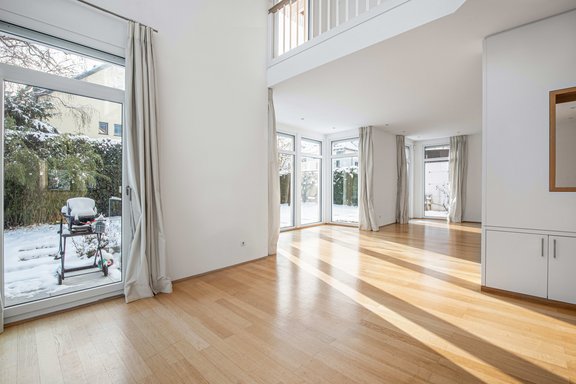Ceiling heights over 5.60 meters