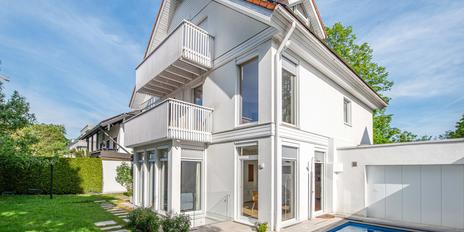 Freistehendes Einfamilienhaus mit Pool, Kamin und Photovoltaik