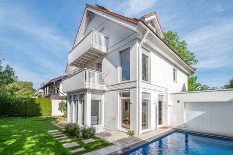 Freistehendes Einfamilienhaus mit Pool, Kamin und Photovoltaik