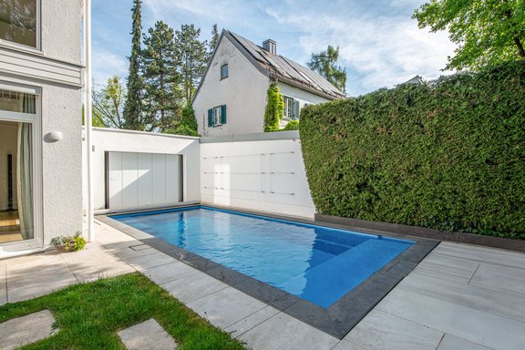 Saltwater pool with a counter-current system