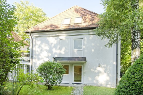 Rückansicht mit eigenem Garten