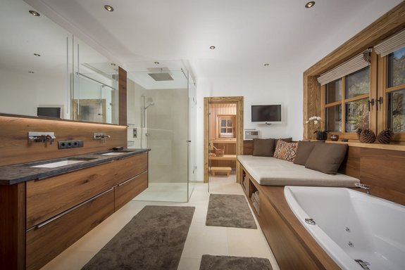 Edles Bad mit Sauna
