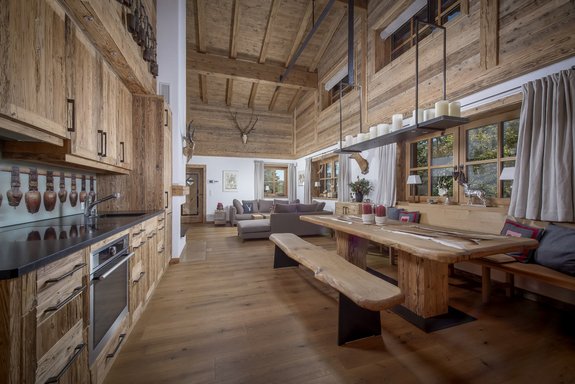 Offene Küche mit Altholzdesign