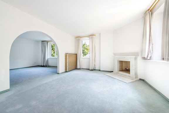 Dining room with fireplace