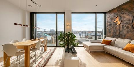 Friends Tower 2: Lichterfüllte, ideal geschnittene 2-Zimmer-Wohnung mit Concierge und Rooftop