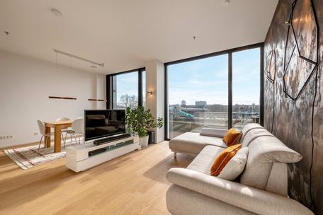 Friends Tower 2: Light-filled, ideally designed 2-room apartment with concierge and rooftop