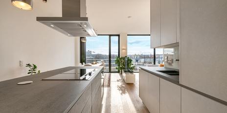 Friends Tower 2: Lichterfüllte, ideal geschnittene 2-Zimmer-Wohnung mit Concierge und Rooftop