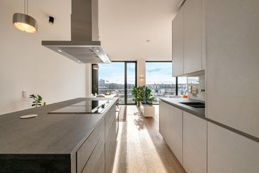 Objektvideo ansehen: Friends Tower 2: Lichterfüllte, ideal geschnittene 2-Zimmer-Wohnung mit Concierge und Rooftop