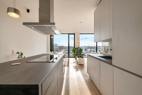 Friends Tower 2: Lichterfüllte, ideal geschnittene 2-Zimmer-Wohnung mit Concierge und Rooftop