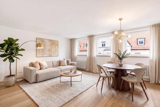 Geräumiges Wohn-/Esszimmer (virtuell möbliert)