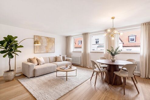 Geräumiges Wohn-/Esszimmer (virtuell möbliert)