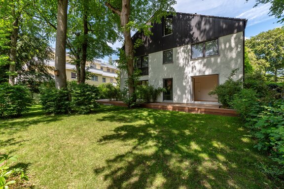 Spacious private garden, approximately 400 m²