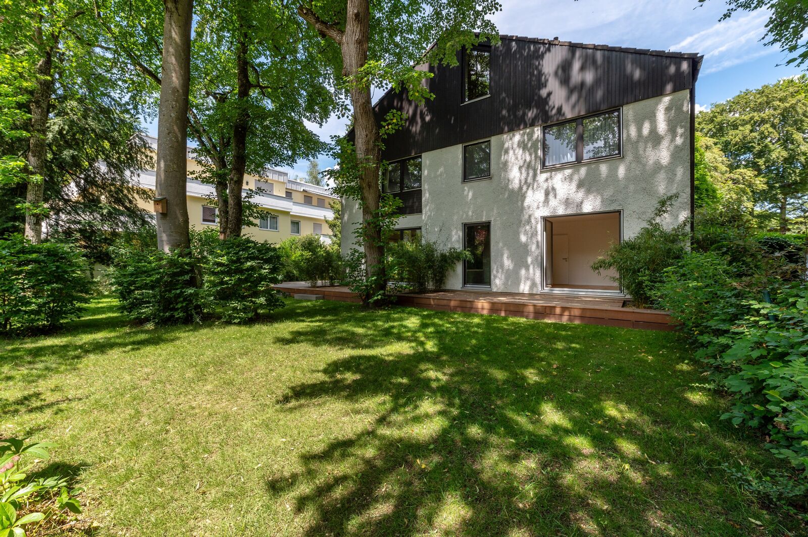 Weitläufiger ca. 400 m² großer Privatgarten