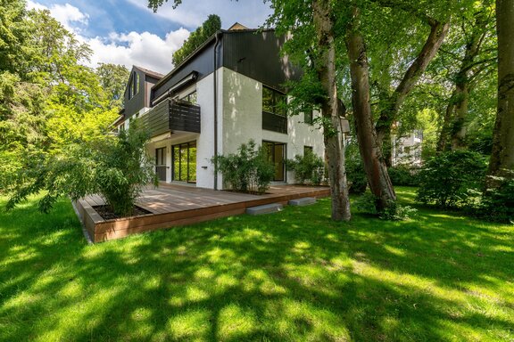 Wraparound terrace with built-in bamboo planters