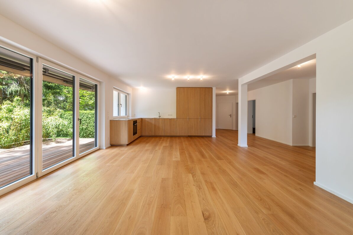 Renovated 5-room garden apartment with a spacious floor plan