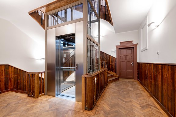 Geräumiger Glaslift