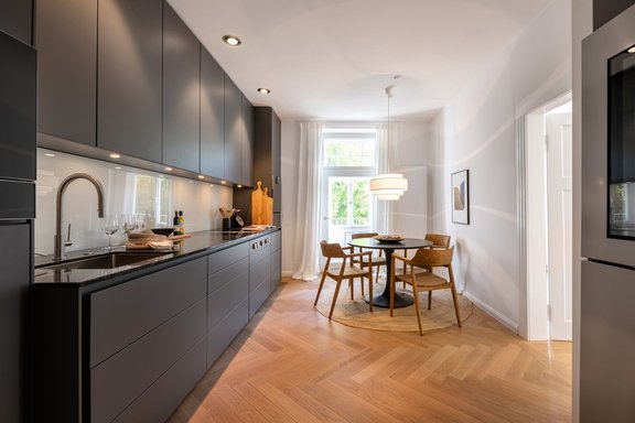 Küche mit Zugang zum Balkon