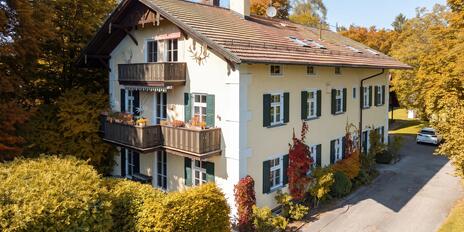 Für mehrere Generationen: historischer Landsitz auf 54.264 m² Grund, mit Wiesen, Weiher & Alpenblick