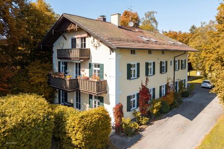 Für mehrere Generationen: historischer Landsitz auf 54.264 m² Grund, mit Wiesen, Weiher & Alpenblick
