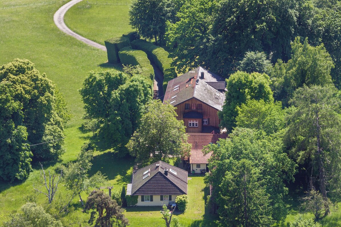 Herrschaftliches Haupthaus in grüner Lage
