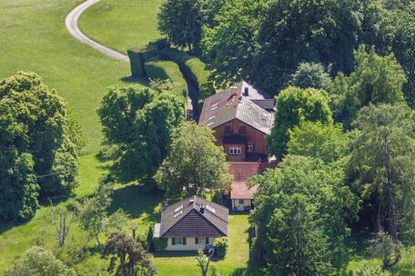 Für viele Generationen: historischer Landsitz auf 54.264 m² Grund, mit Wiesen, Weiher und Alpenblick