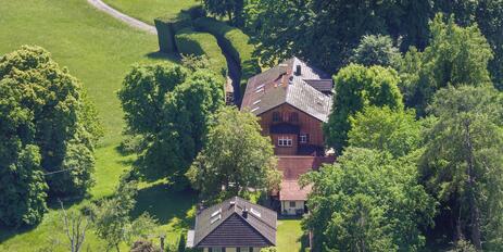 Für viele Generationen: historischer Landsitz auf 54.264 m² Grund, mit Wiesen, Weiher und Alpenblick