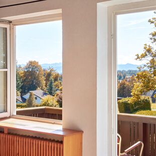 Traumhafter Blick ins Grüne mit Alpenpanorama