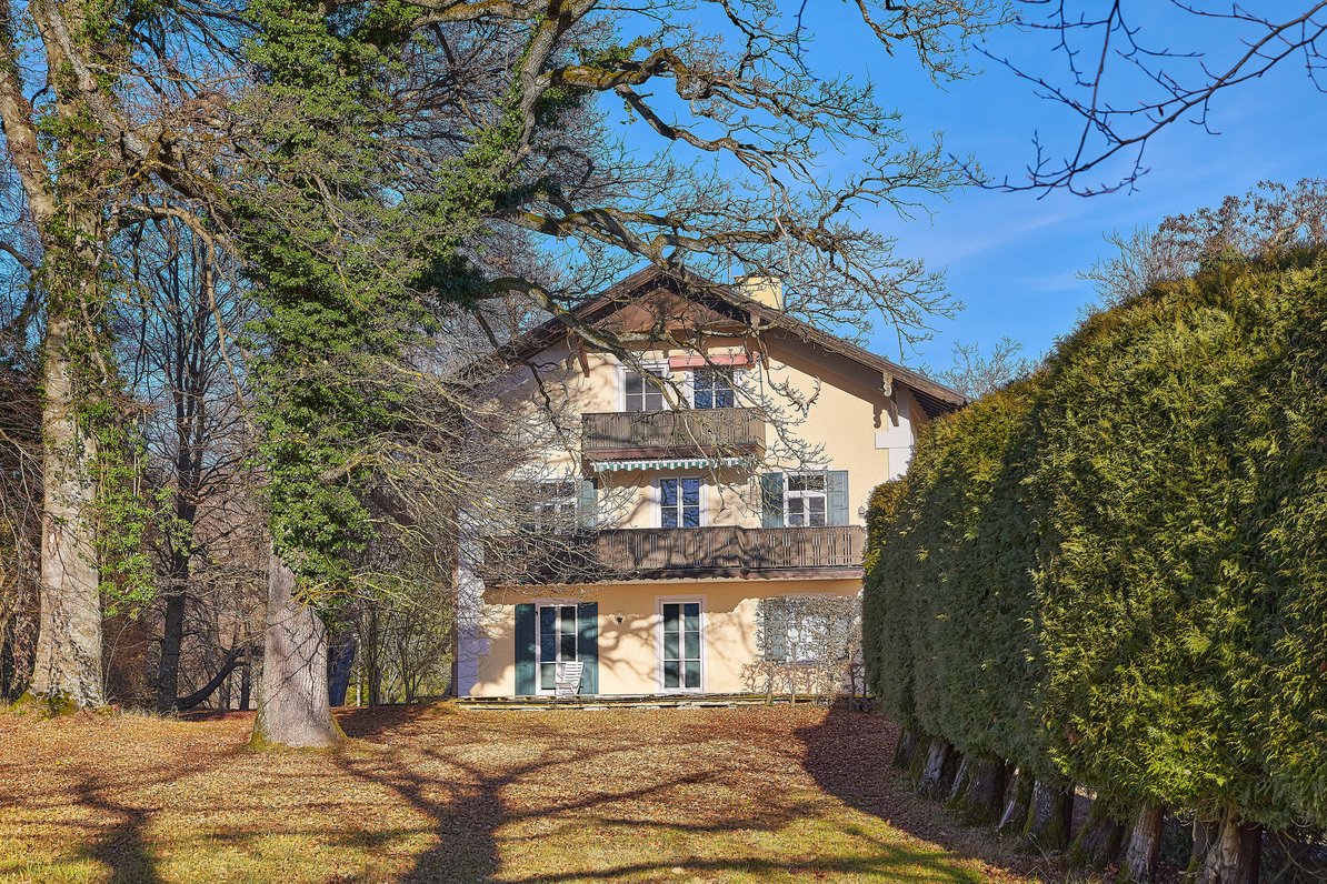 Herrschaftliches Haupthaus in grüner Lage