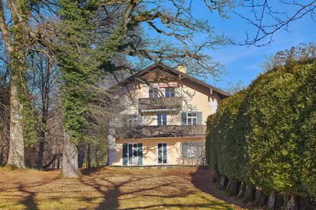 Für viele Generationen: historischer Landsitz auf 54.264 m² Grund, mit Wiesen, Weiher und Alpenblick