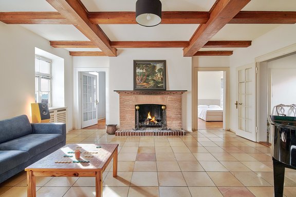 Wohnzimmer mit historischem Charme und Kamin