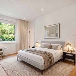 Ruhiges Schlafzimmer mit Blick ins Grüne
