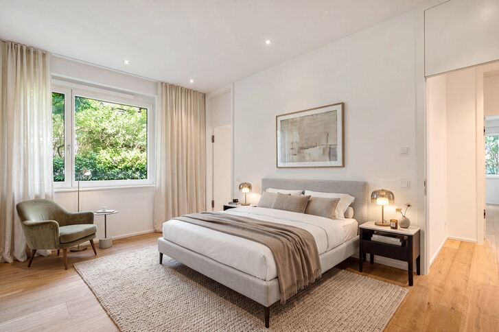 Ruhiges Schlafzimmer mit Blick ins Grüne