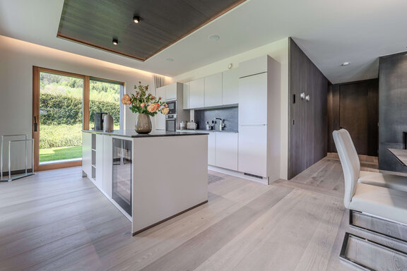 Elegante Designküche mit warmem Holzflair