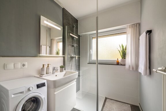 Bathroom with natural light (virtually furnished)
