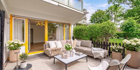 Gartenfeeling und Pool: Moderne und helle 2,5-Zimmer-Wohnung mit Südterrasse und Balkon